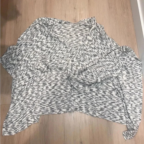 WOVEN HEART BY NORDSTROM OPEN FRONT KNIT WRAP LIGHT GREY AND WHITE O/S - Picture 5 of 9